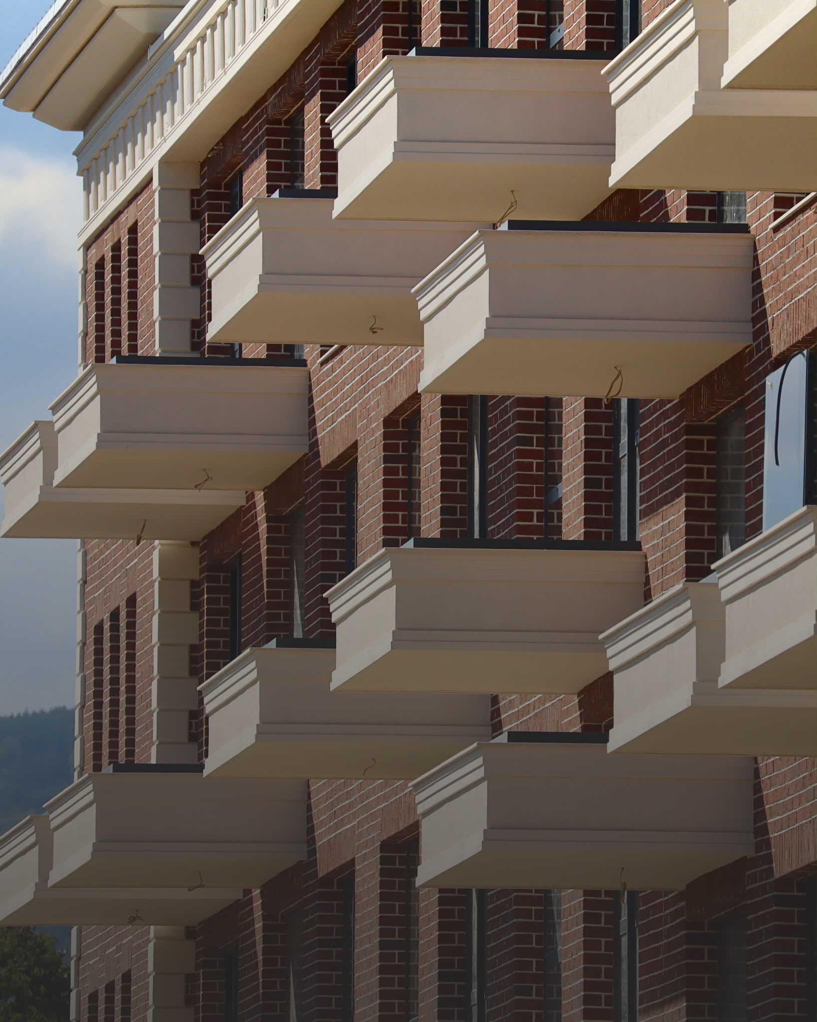 Тераси с каменни парапети в Nakama Park Residence