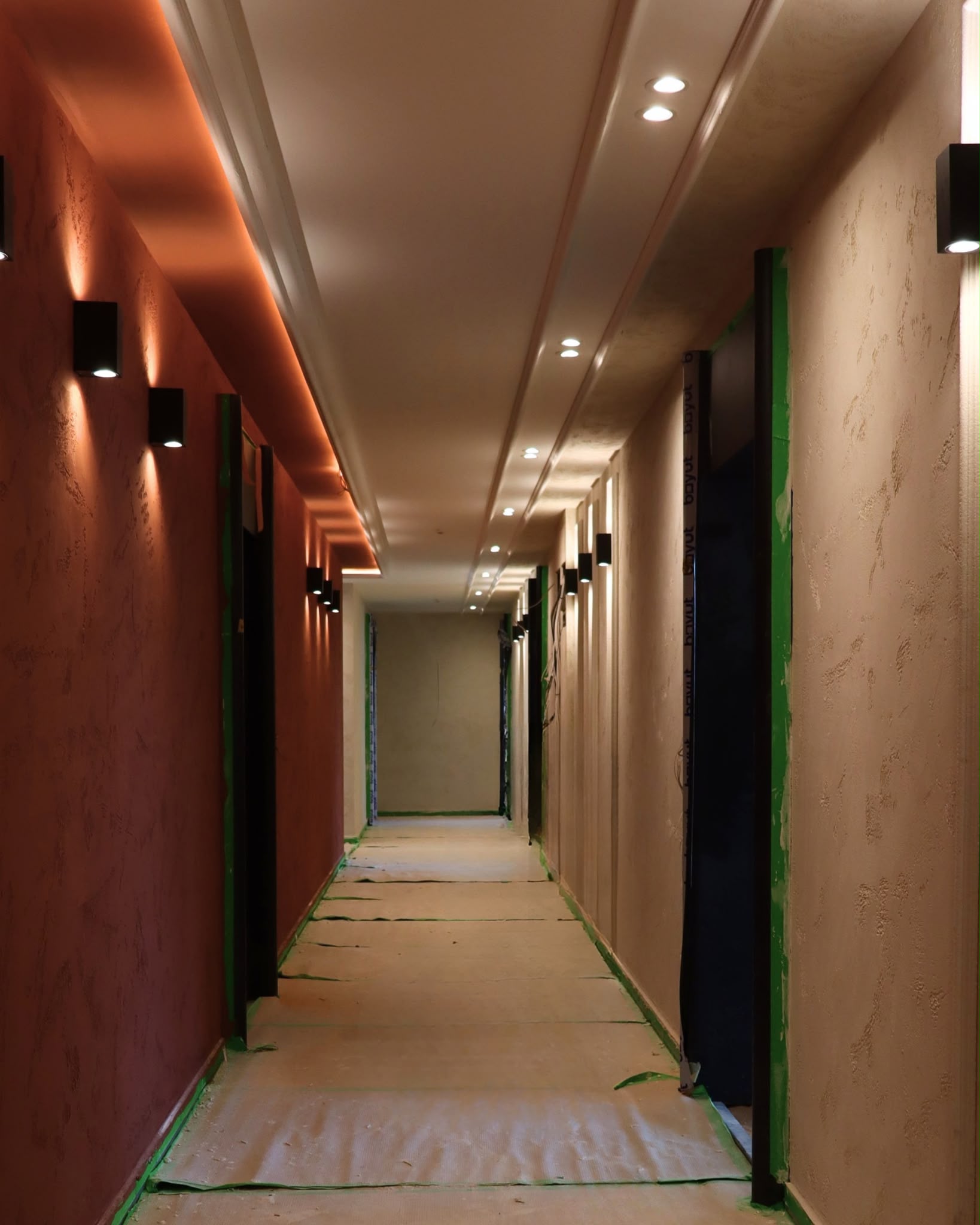 Дизайнерски коридор в общите части на Nakama Park Residence